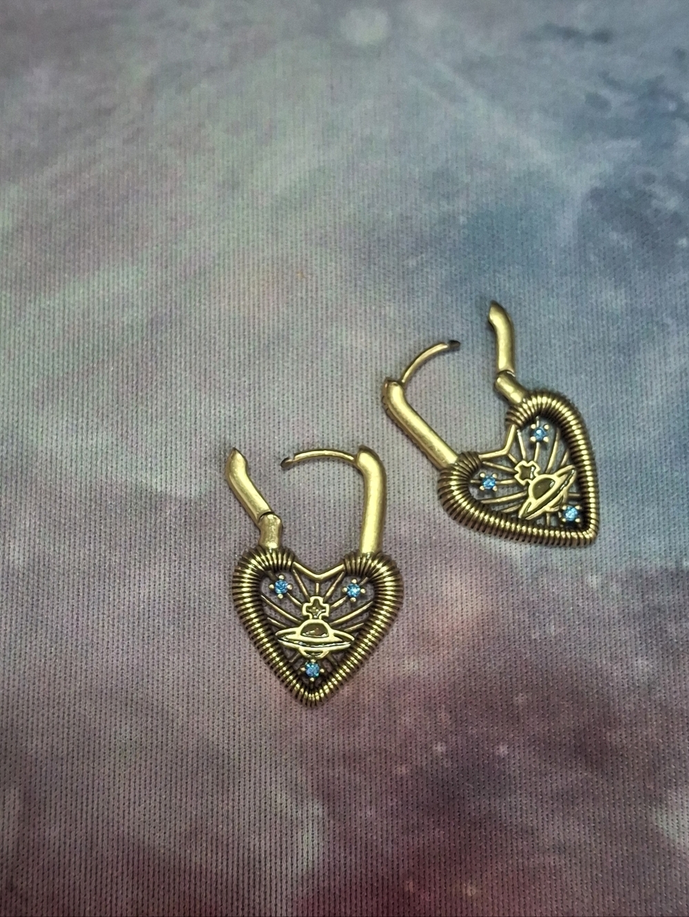 Vivienne Westwood Gold Heart Huggie Earrings - Picture 4 of 7